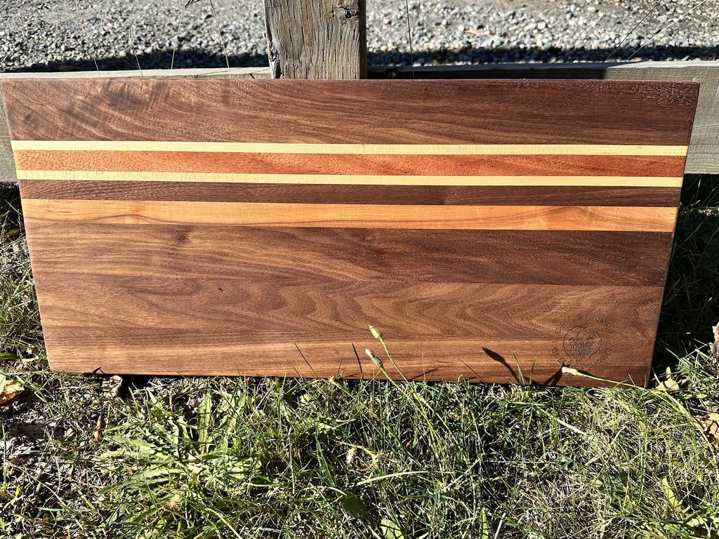 Planche à découper en noyer avec lignes d'érable et de cerisier, vue de face