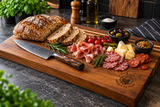 Planche à découper en noyer en situation dans une cuisine