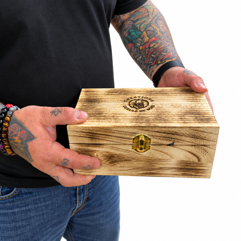 Coffret de bois gravé Gueule de Bois tenu dans les mains